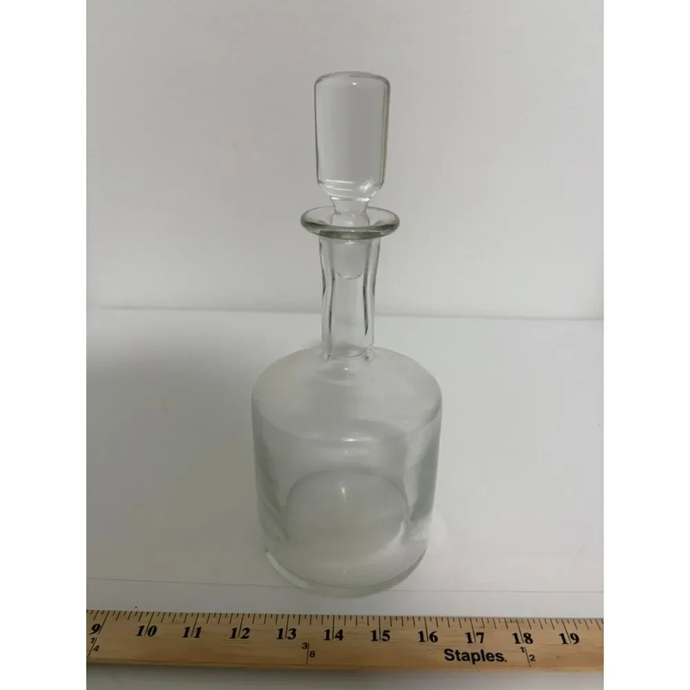 Very Lovely Elegant Glass Decanter. Glows under a black light. - Picture 7 of 9